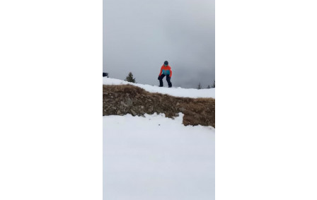 Ju. protege sa board mais pas ces gants ni vetements ...